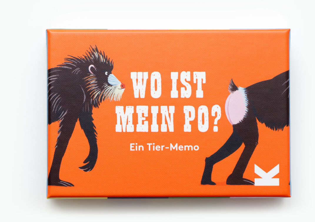 Spieleschachtel des Tier-Memo-Spiels »Wo ist mein Po?«, mit buntem Orangeton und weißen, humorvollen Buchstaben, die den Titel tragen. Links und rechts sind Zeichnungen von Tierkörpern zu sehen. Hinweis: Ein pädagogisches, lustiges Spiel für Kinder und Familien.