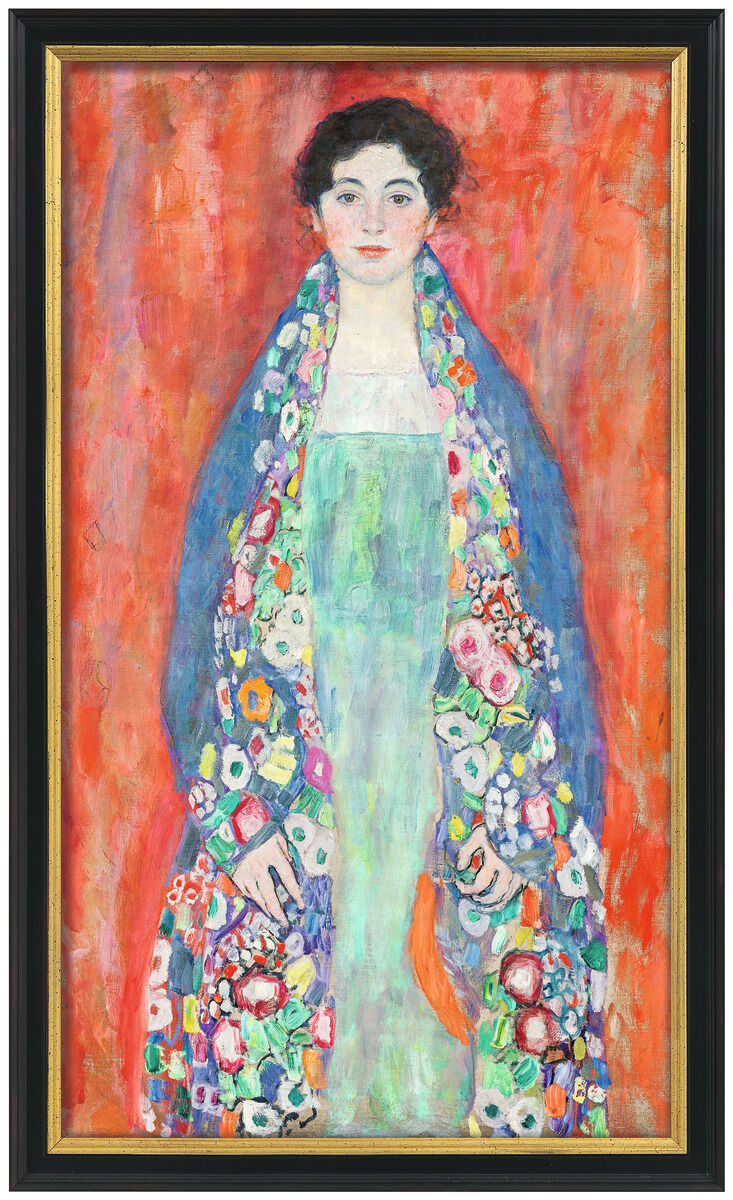 Gemälde von Gustav Klimt aus dem Jahr 1917, das eine Frau in einem farbintensiven, ornamentierten Kleid darstellt. Der Hintergrund ist in leuchtenden Rottönen gehalten, während das Kleid in Grün, Blau und Weiß variiert. Die Frau steht frontal und hat kurzes, dunkles Haar.