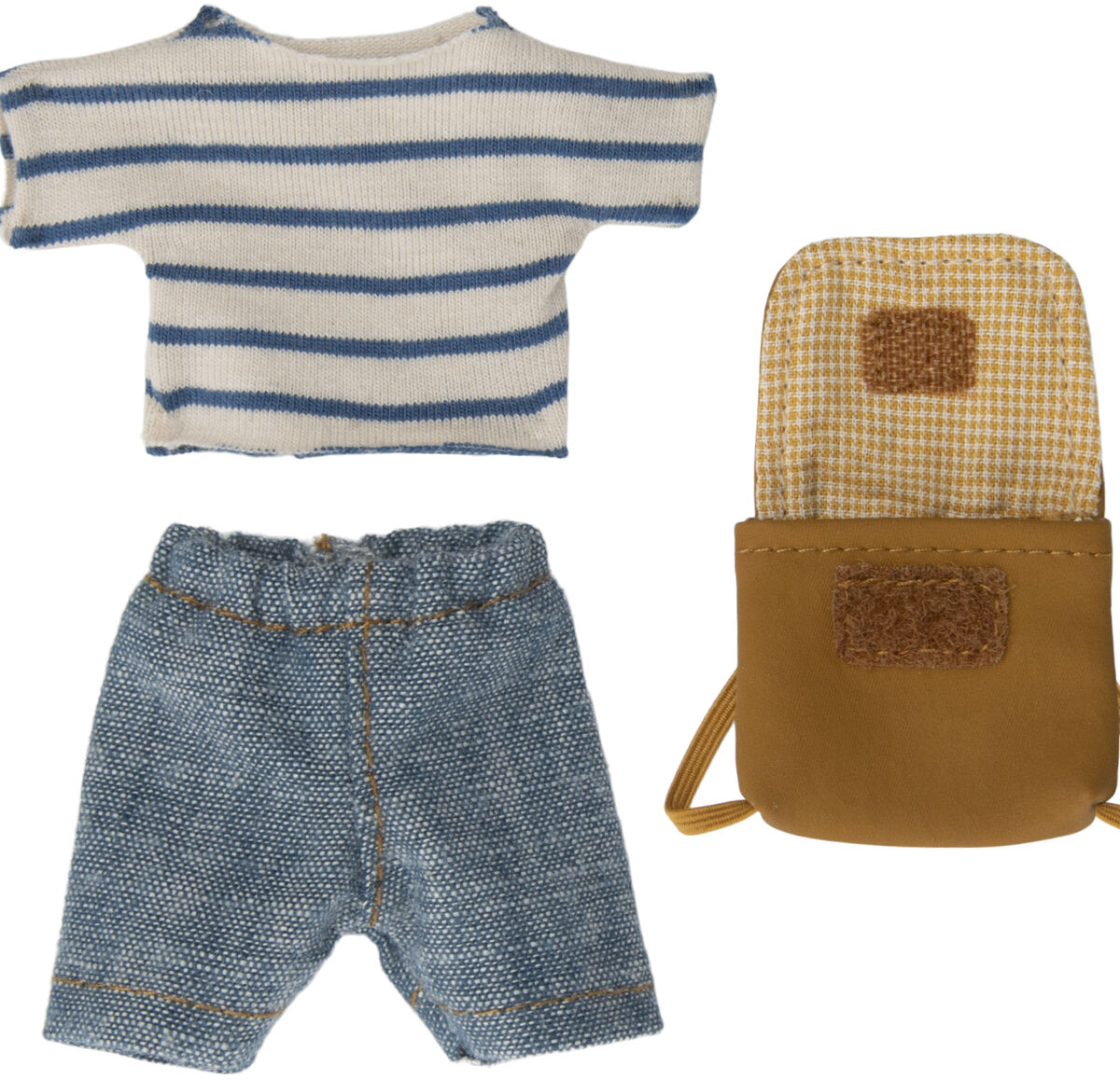 Ein Set bestehend aus einer gestreiften T-Shirt, einer blauen Hose aus Jeansstoff, und einem beigen Rucksack.