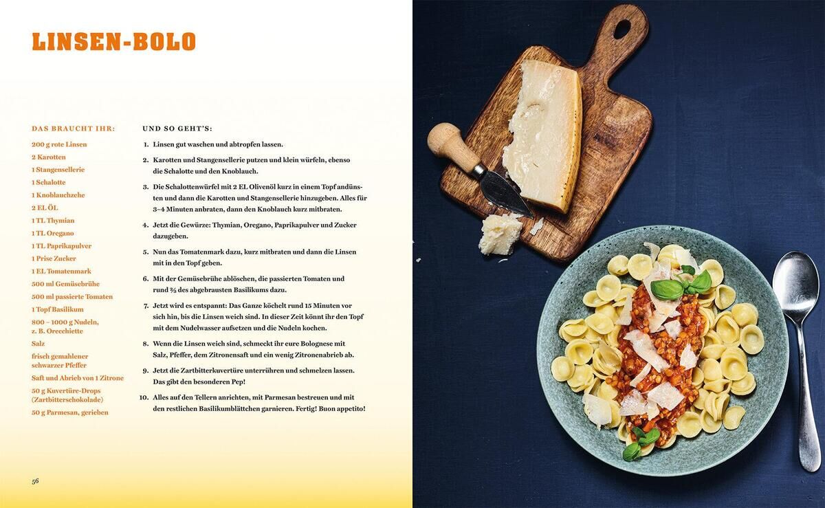 Das Bild zeigt eine aufgeschlagene Seite des Kinderkochbuchs 'Kocht mit Checker Tobi' mit einem Rezept für Linsen-Bolo. Links ist die Rezeptanleitung auf gelbem Hintergrund. Rechts ist ein gedeckter Tisch mit einer Schüssel Pasta mit Linsenbolo-Soße und Käsestücken drumherum sowie ein Stück Parmesan auf einem Holzbrett mit Reibe zu sehen.