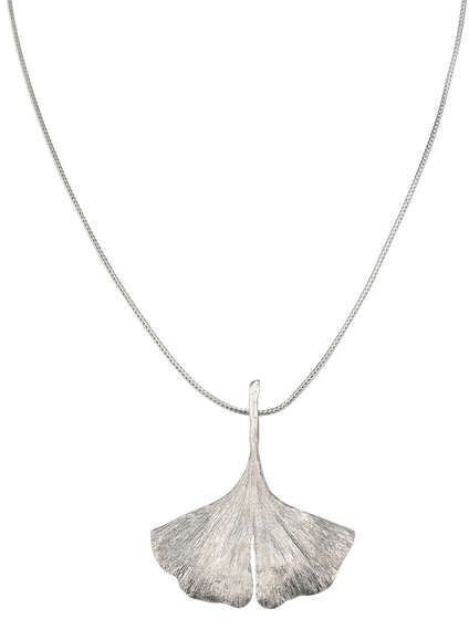 Silbernes Collier mit einem Anhänger in der Form eines Ginkgoblattes.