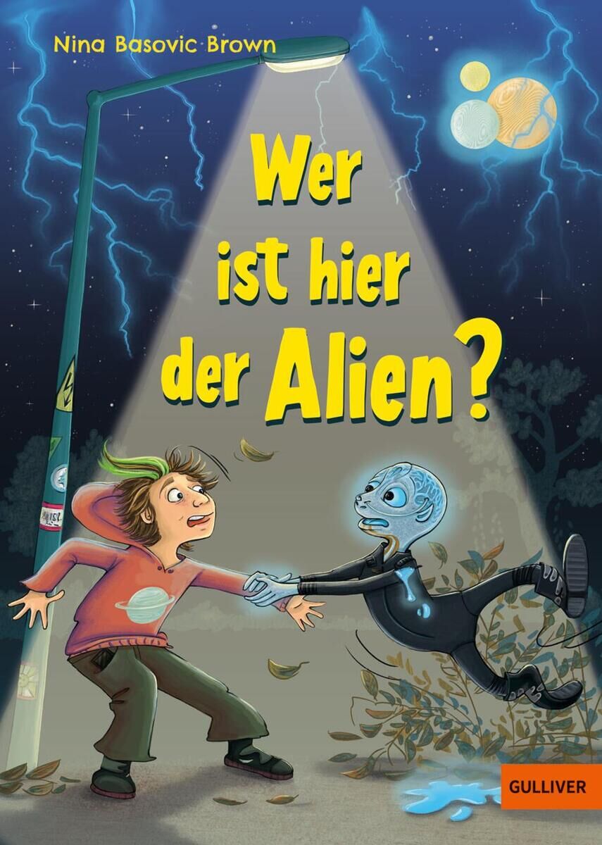 Cover eines Kinderbuchs mit dem Titel 'Wer ist hier der Alien?'. Zeigt zwei Figuren, eine menschlich und die andere außerirdisch, unter einer Straßenlaterne bei Gewitter.