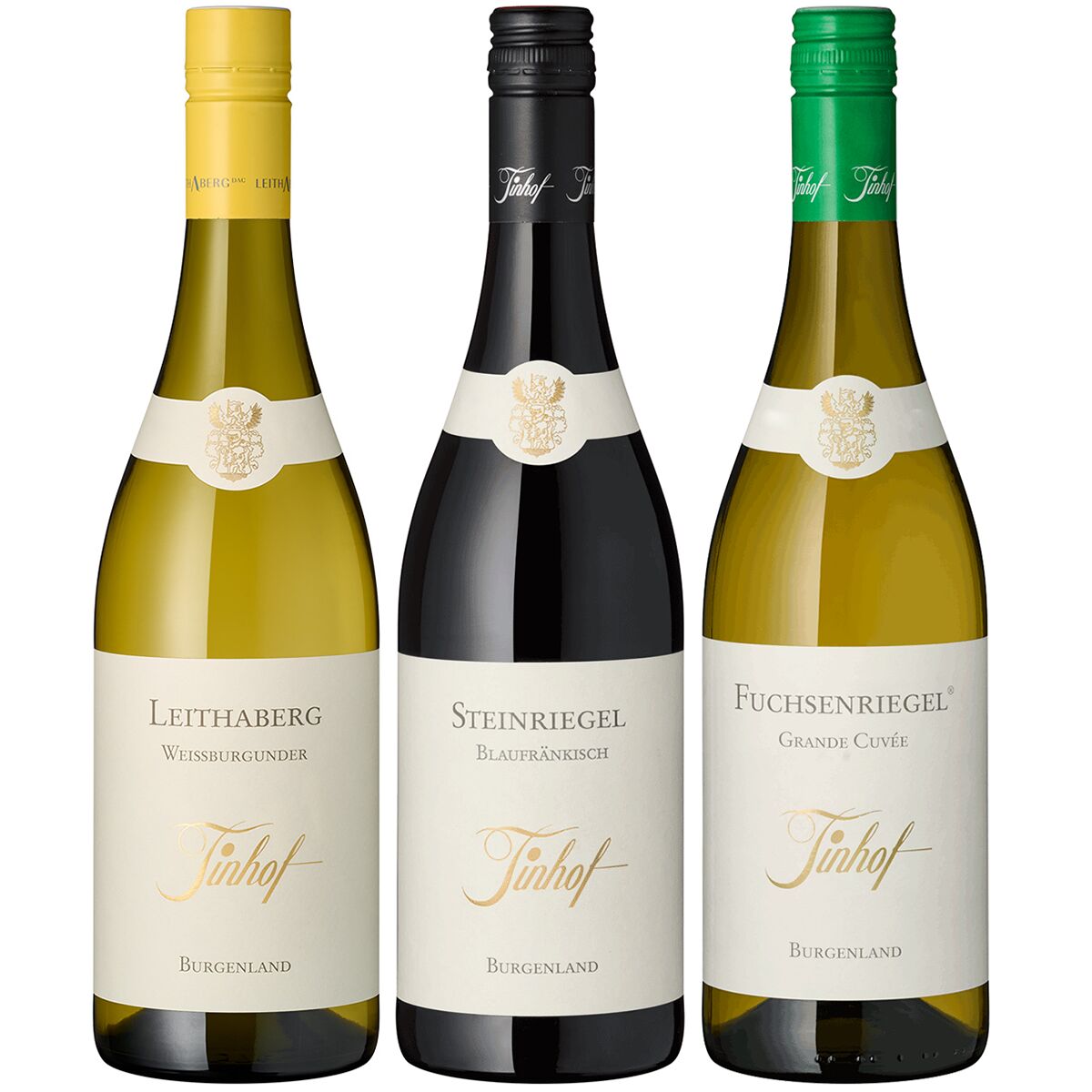 Drei verschiedene Weinflaschen des 'Das große Weingut Probierpaket' aus dem Burgenland stehen nebeneinander, jede mit individuell gestalteter Etikettenfarbe und Verschluss. Links eine Flasche Weißwein mit gelbem Verschluss und hellem Etikett, in der Mitte eine Rotweinflasche mit schwarzem Verschluss und Etikett, rechts eine Flasche mit grünem Verschluss und weißem Etikett. Ideal als Geschenk oder zur Weinverkostung.