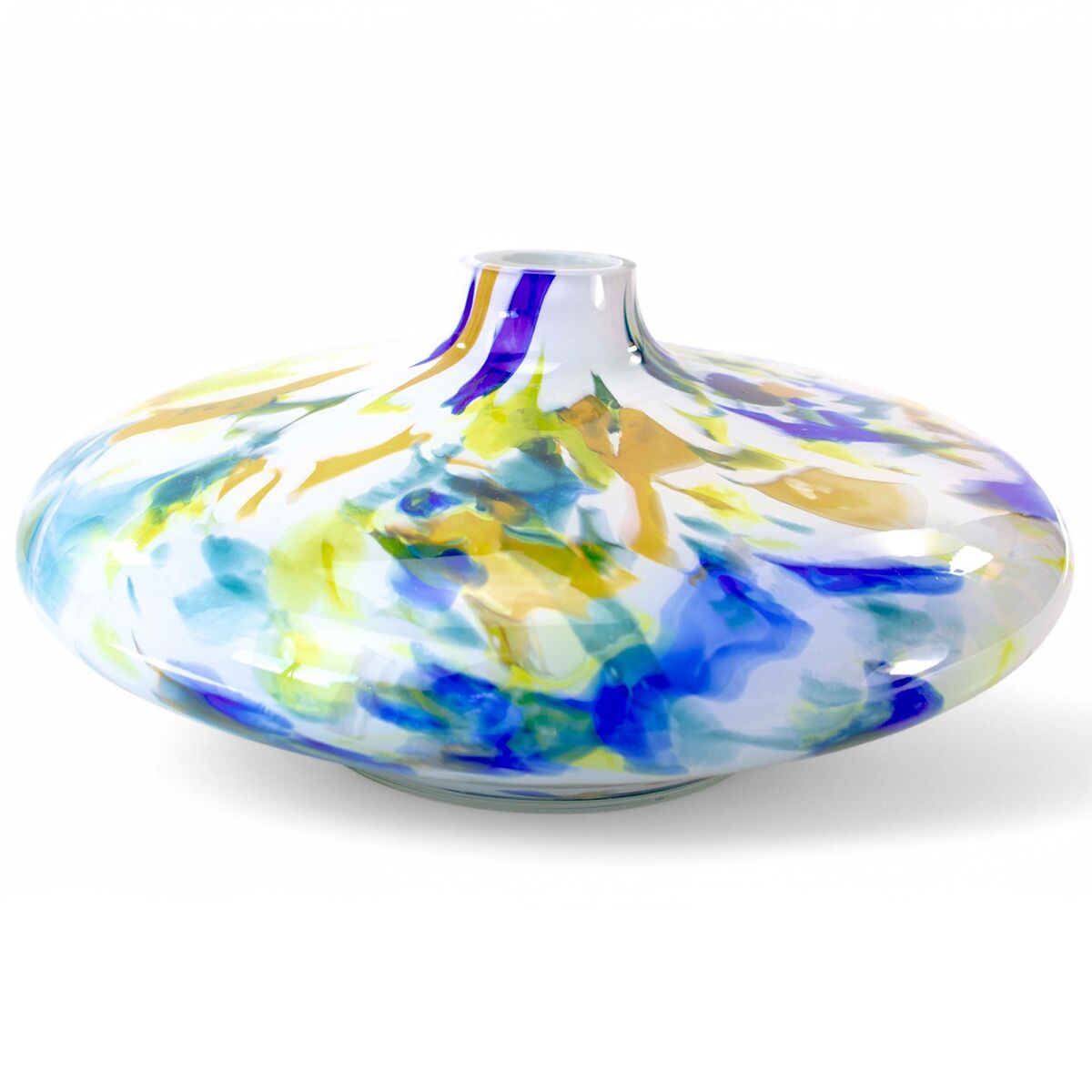 Abgebildet ist die Glasvase »Lunor« der Marke Ars mundi. Die flache, rund bauchige Vase besticht durch ein farbenfrohes, abstraktes Muster in Weiß, Blau, Gelb und Grün auf glänzender Glasoberfläche. Der schmale Hals sitzt mittig auf der bauchigen Form und verleiht ihr eine moderne, künstlerische Ausstrahlung.