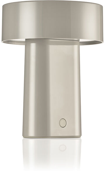 Minimalistische, tragbare Tischleuchte mit zylindrischem Fuß und rundem, breitem Lampenschirm in beige, freistehend auf weißem Hintergrund, modernes und funktionales Design, passend für Wohnräume oder Arbeitsbereiche.