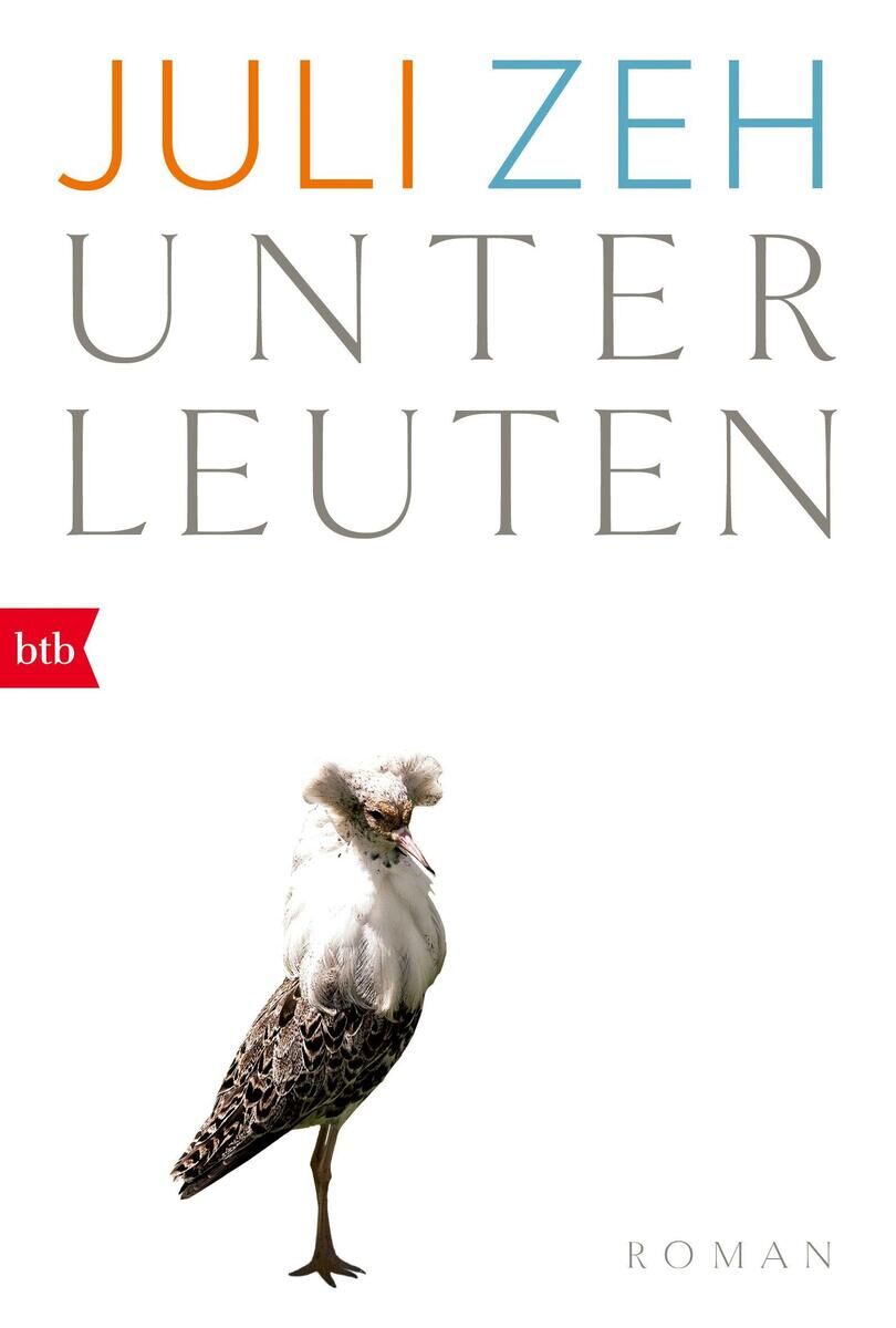 Das Bild zeigt das Cover des Buches 'Unterleuten' von Juli Zeh. Der Hintergrund ist weiß, der Titel besteht aus den Worten 'JULI' in orange, 'ZEH' in blau und 'UNTERLEUTEN' in grauen Großbuchstaben. Unten links ist ein Huhn mit buschigem Kopf zu sehen und das Wort 'Roman' steht rechts unten auf dem Cover.