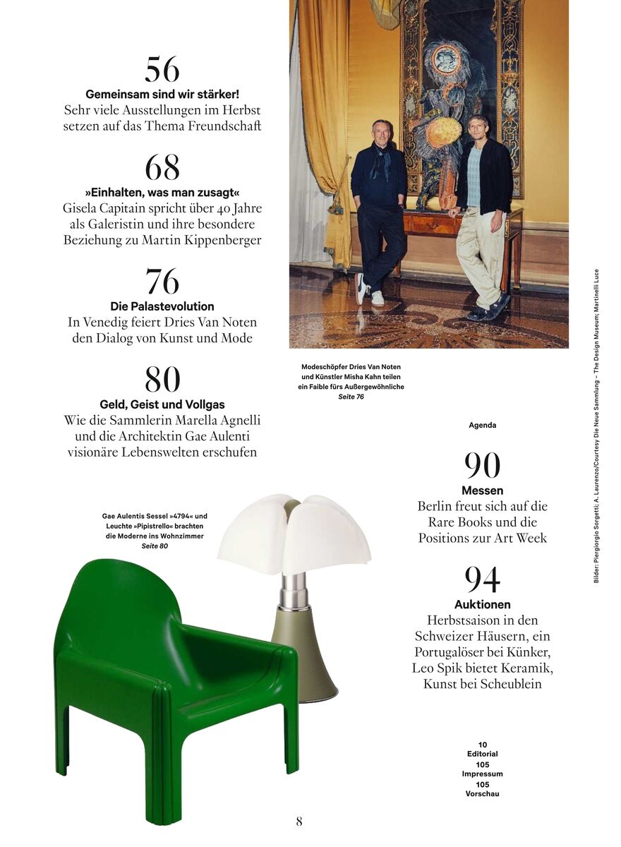 Magazinseite mit grünem Designerstuhl und weißer Tischleuchte unten, oben ein Foto von zwei Menschen vor reich verziertem gold-blauen Hintergrund. Listenhafte Themen-Stichpunkte in schwarzer Schrift, darunter Ausstellungen, Künstlerpaare und Auktionen, strukturieren die Seite.