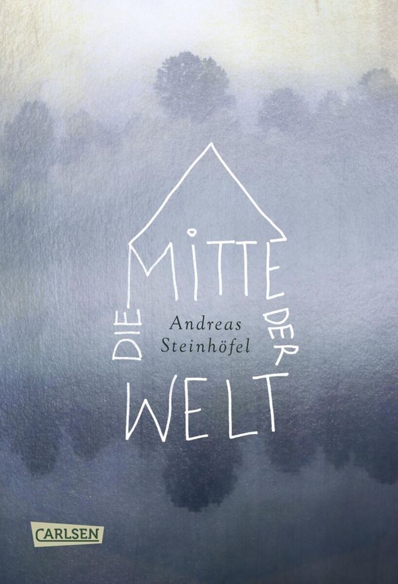 Buchcover von 'Die Mitte der Welt' von Andreas Steinhöfel, herausgegeben von Carlsen Verlag. Die Hauptfarben sind Blau, Weiß, Dunkelgrün und Grau; das Cover zeigt ein stilisiertes Hausdach mit dem Buchtitel, dem Namen des Autors, und einer nebligen Waldszene im Hintergrund.