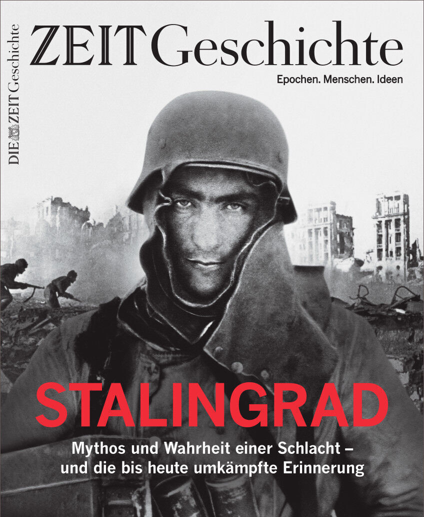 Titelbild der Zeitschrift 'ZEIT GESCHICHTE 1/23' mit dem Thema 'Stalingrad'. Ein Soldat in Uniform und Helm steht im Vordergrund, während Truppen und Gebäude im Hintergrund zu sehen sind. Der Titel und die Untertitel sind in schwarzer und roter Schrift geschrieben.