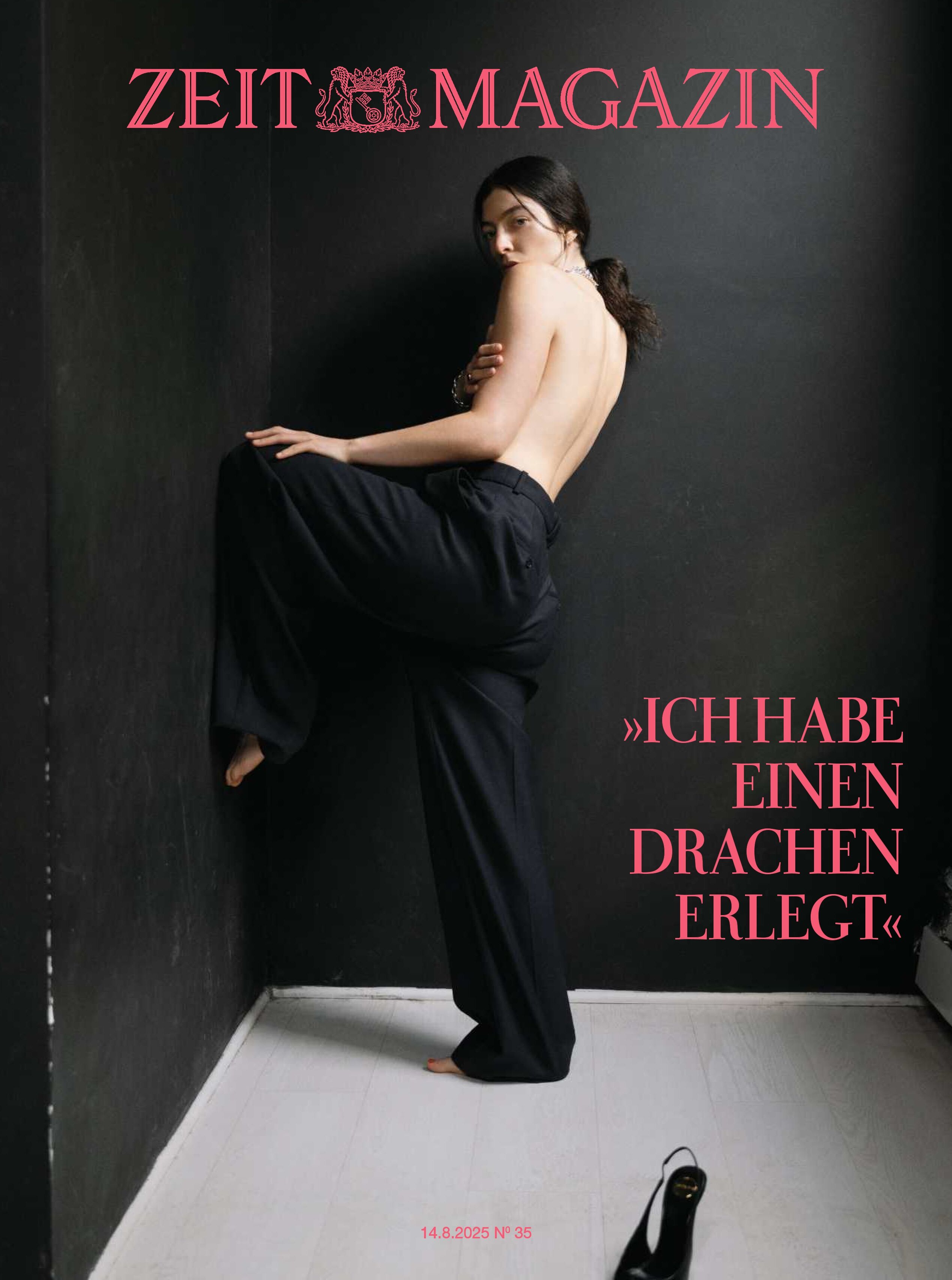 Das Titelbild des ZEIT Magazins Ausgabe 35/2025 zeigt eine Frau mit freiem Oberkörper in schwarzer weiter Hose, die an eine dunkle Wand gelehnt steht. Auf dem weißen Boden liegt ein einzelner schwarzer Schuh. Der Titeltext lautet: »Ich habe einen Drachen erlegt«. Das Layout ist schlicht, mit rosaroter Schrift auf schwarzem Hintergrund.