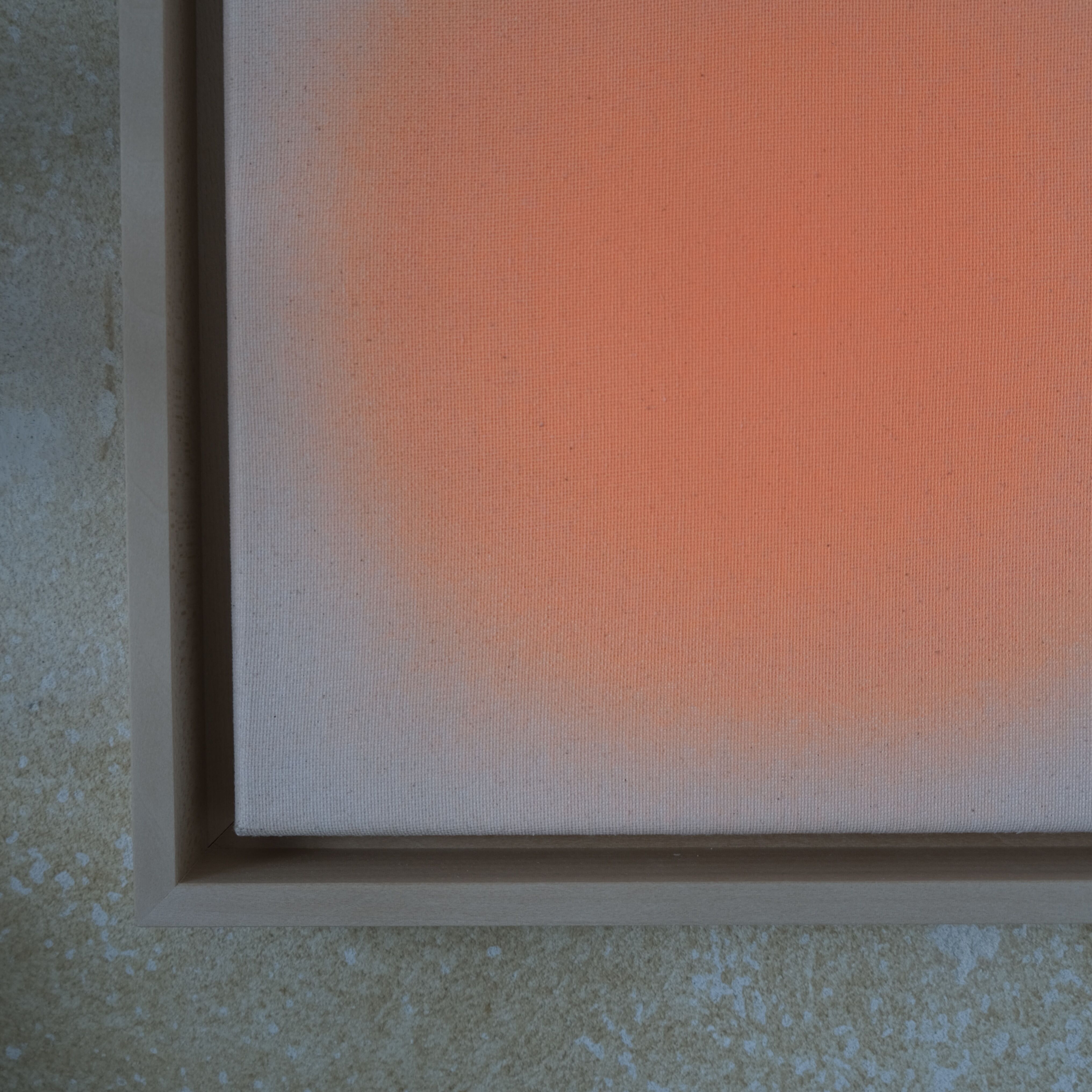 Detailansicht eines Unikats der ZEIT-Sonderedition »Sorbet« von Studio Anastasia Benko. Das quadratische Bild zeigt auf ungrundierter Leinwand einen sanften, neon-orangen Farbverlauf mit feinen Übergängen ins Cremebeige. Gerahmt in hellem Lindenholzrahmen, vor rustikaler Wand.