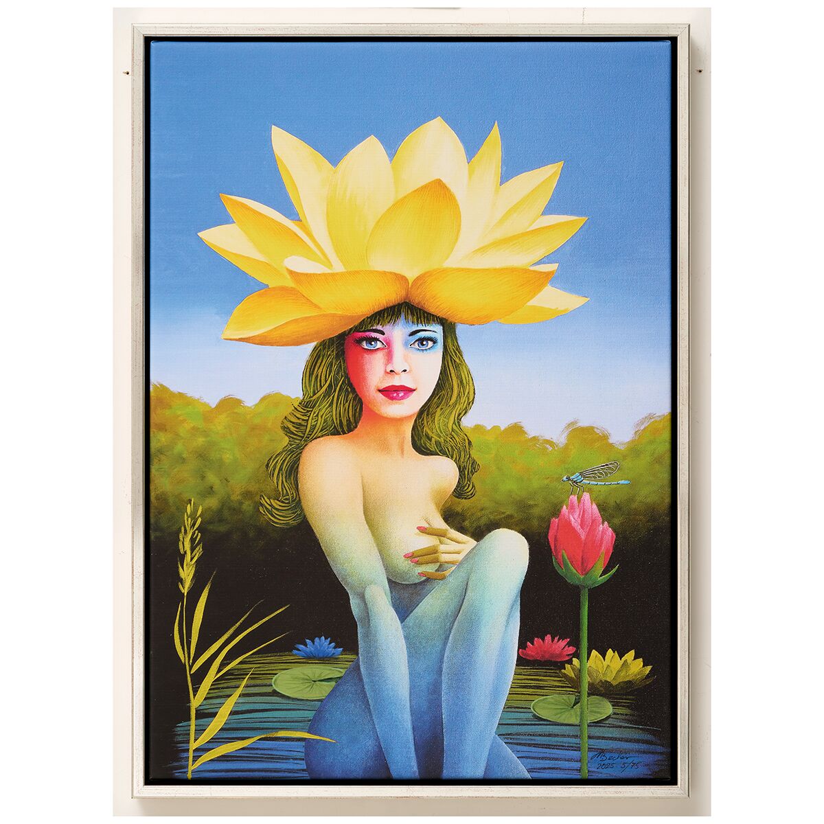 Das Bild zeigt eine stilisierte Frau mit heller Haut, deren Unterkörper und Arme Blautöne aufweisen. Auf ihrem Kopf trägt sie eine große gelbe Seerosenblüte als Hut. Im Hintergrund ist eine Seelandschaft mit weiteren Seerosen, Lilienblättern und einer pinkfarbenen Knospe zu sehen. Vorne links eine filigrane Libelle. Der Himmel ist pastellblau mit Wolken, Bild ist silbergerahmt.