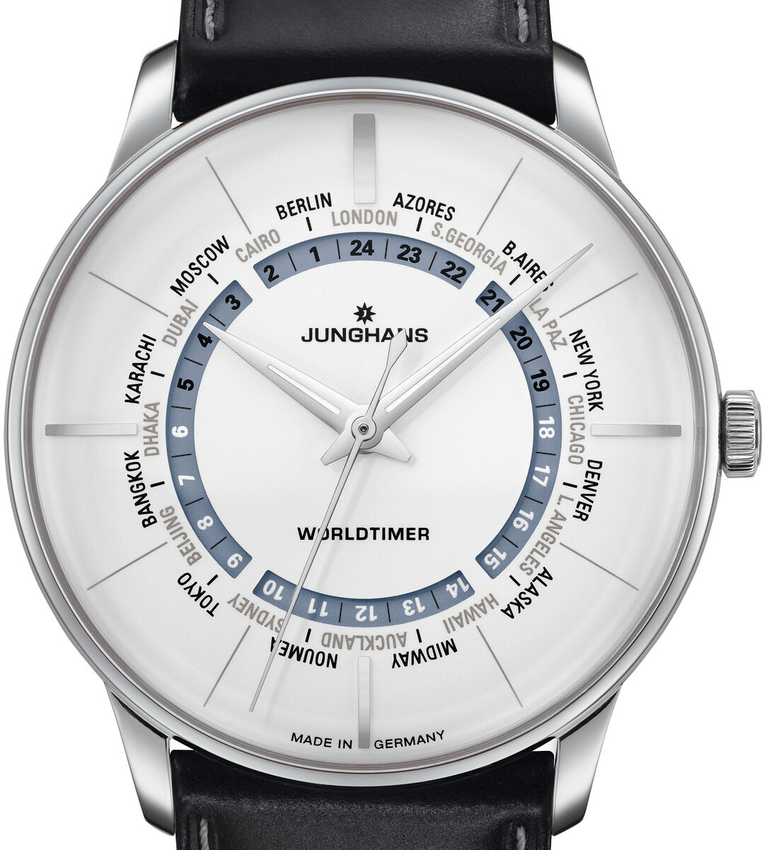 Eine elegante Herrenarmbanduhr aus der ZEIT-Kollektion, genannt 'Meister Worldtimer'. Die Uhr hat ein schwarzes Lederarmband und ein weißes Zifferblatt mit blauen und silbernen Akzenten. Sie verfügt über eine Weltzeitanzeige, die verschiedene Städte anzeigt. Der Markennamen Junghans ist auf dem Zifferblatt zu sehen.