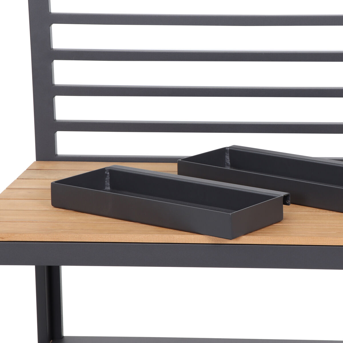 Outdoor-Küchenmodul mit Metallgestell und Holztisch. Zwei schwarze, rechteckige Tabletts auf der oberen Ablage. Modernes und funktionales Design für den Einsatz im Freien.