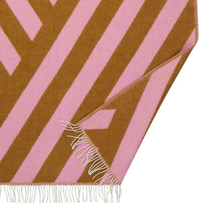 Die Decke »Tangent« der Marke Klippan Yllefabrik ist aus 100% zertifizierter Schurwolle (Lammwolle) gefertigt, misst 130x200 cm und zeigt ein grafisches, tangentiertes Muster in Grautönen mit weißen Akzenten. Das dicke Gewebe wirkt hochwertig, die Fransen sind fein gedreht, das Gesamtbild ist gemütlich und modern.