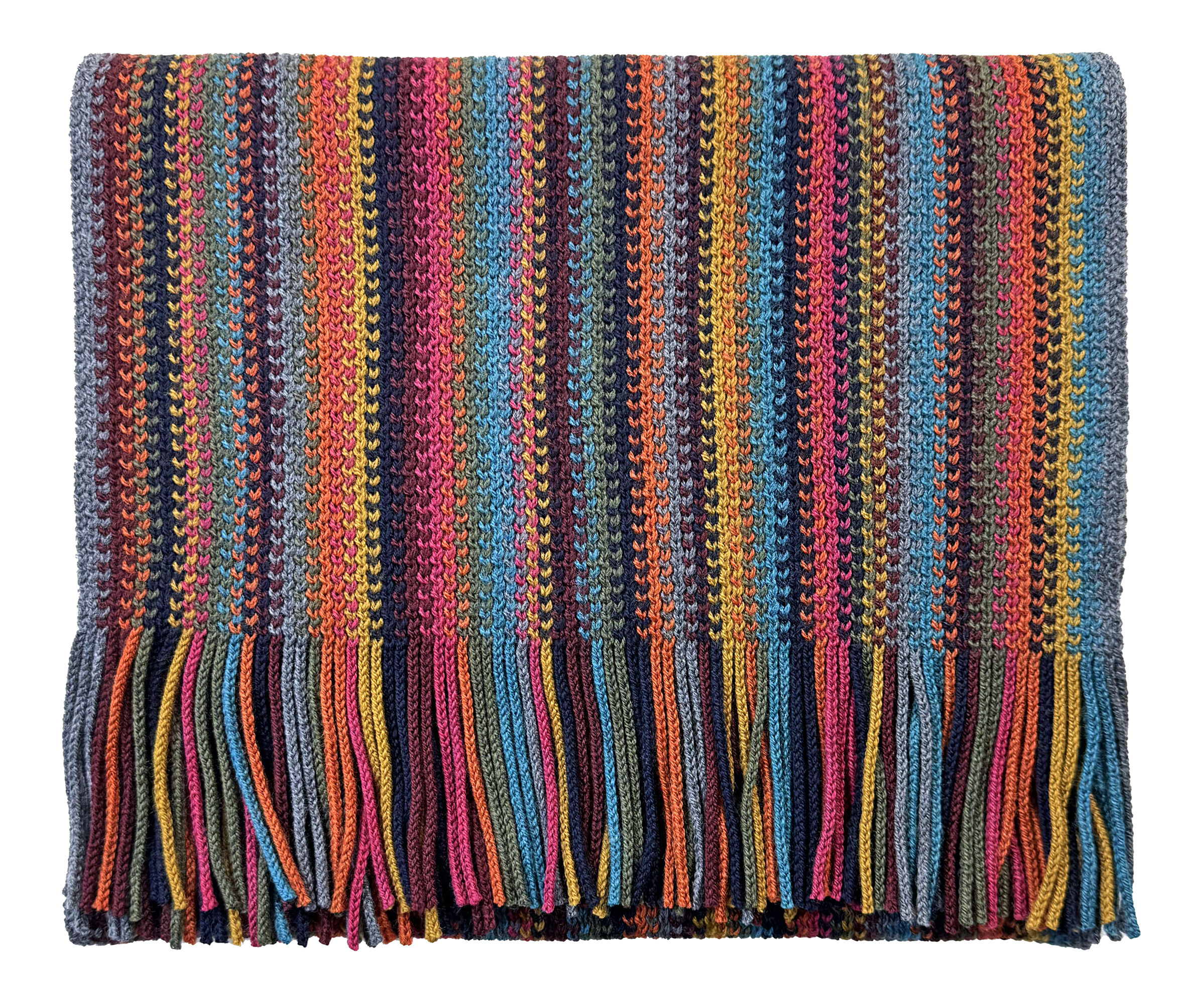 Ein handgestrickter Merinoschal mit Fransen, der in Streifen aus Blau, Orange, Gelb, Rot und weiteren bunten Farben gestaltet ist. Das Produkt liegt flach und zeigt sein farbenfrohes Muster, ideal als modisches Winteraccessoire.