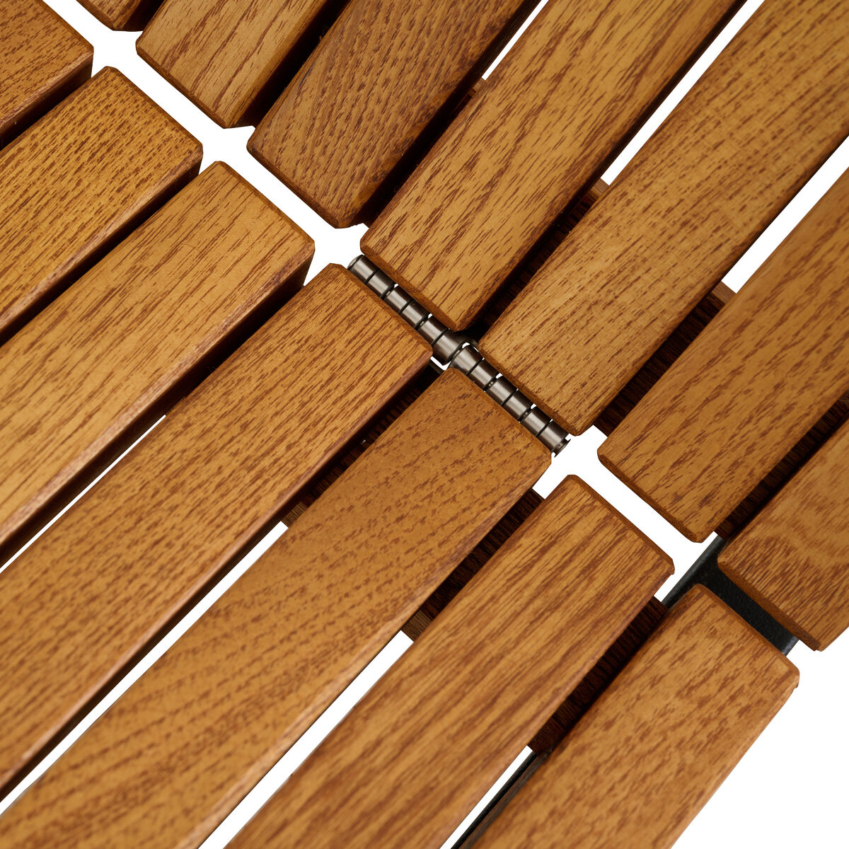 Nahaufnahme einer hölzernen Rollliege mit klar erkennbaren Holzlatten und einer robusten Metallverbindung.