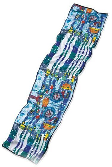 Ein Seidenschal mit einem farbenfrohen und kunstvollen Design von Friedensreich Hundertwasser. Der Schal ist hauptsächlich in Blau- und Weißtönen gehalten und zeigt verschiedene abstrakte Muster und Städtebilder in lebendigen Farben wie Grün, Rot und Gelb.