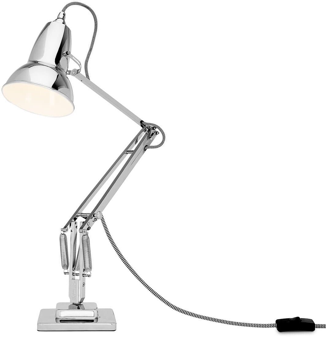Die Tischleuchte »Anglepoise Original 1227 Brass Desk Lamp« zeigt eine stilvolle, metallische Schreibtischlampe in Silber mit verstellbarem Arm und Schirm. Das Design ist modern und funktional, ideal für Büro- oder Heimarbeit.