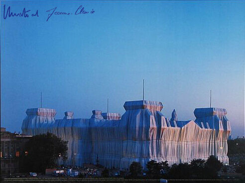 Ein farblich harmonisches Kunstwerk von Christo zeigt den Reichstag in Berlin, vollständig in Stoff gehüllt, mit einer klaren Himmelkulisse.