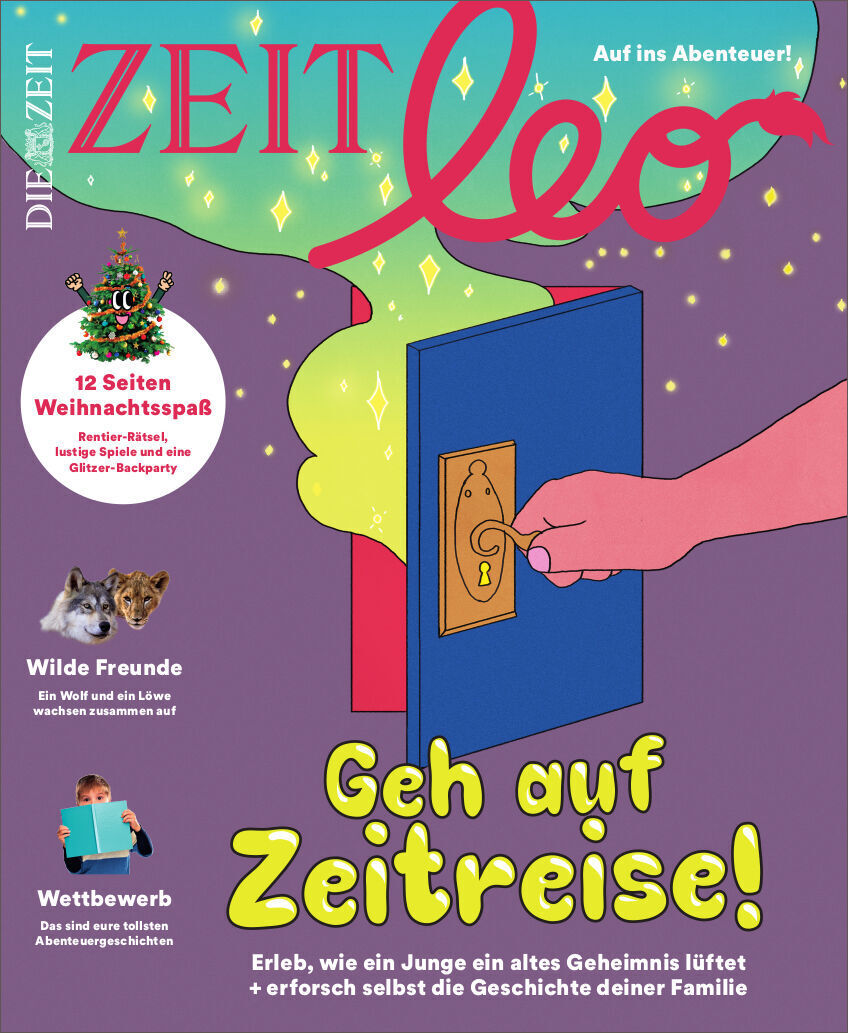ZEIT LEO Magazin Ausgabe 8/21 mit dem Titel 'Geh auf Zeitreise!'. Ein buntes Cover mit einer illustrierten magischen Tür und dem Text 'Erlebe, wie ein Junge ein altes Geheimnis lüftet & erforsch selbst die Geschichte deiner Familie'. Zudem sind weihnachtliche Elemente, ein Wettbewerb, und das Thema wilde Tiere abgebildet.
