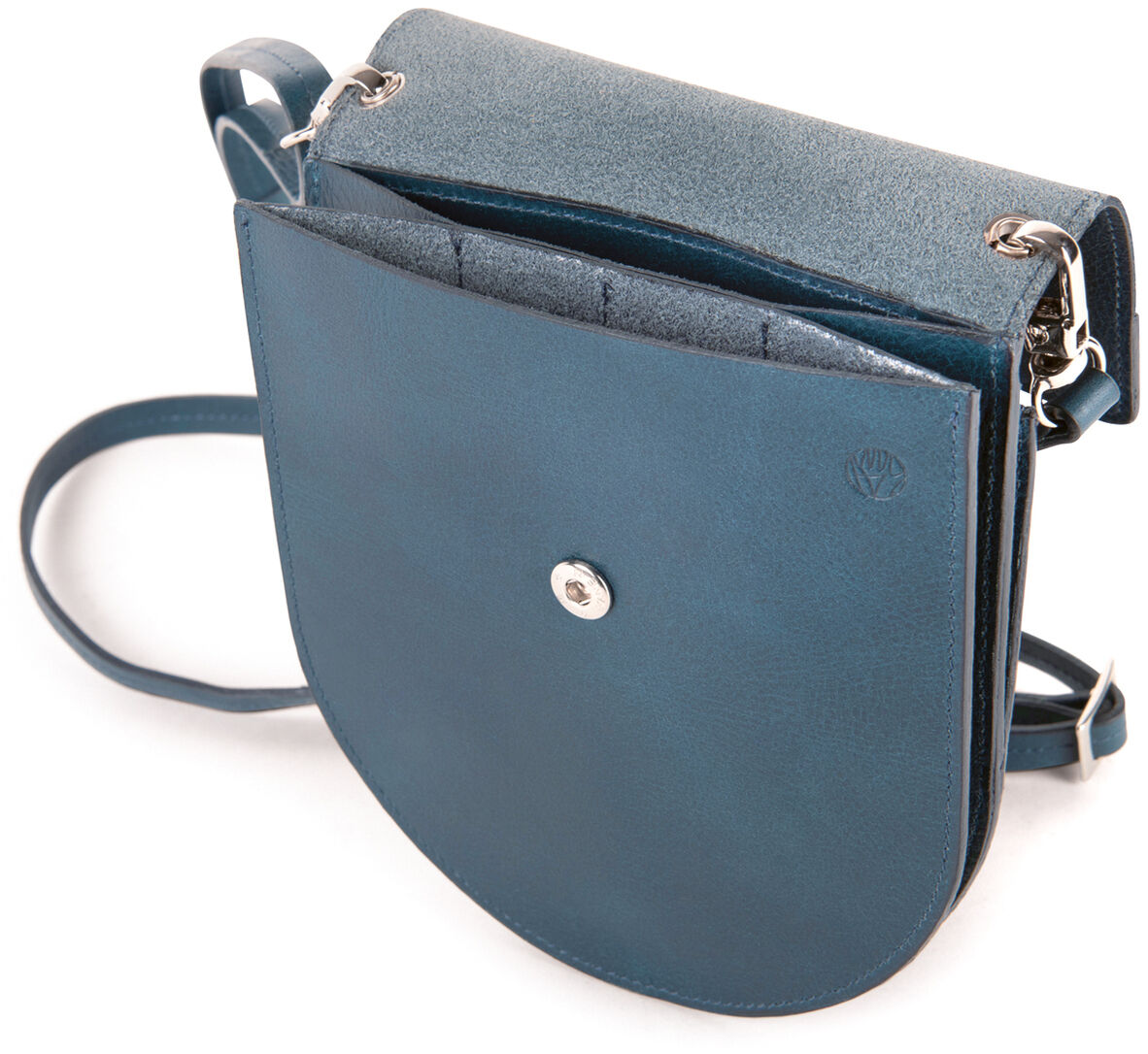 Blau-silberne Handtasche in Flap-Design aus Leder, geeignet für diverse Anlässe und alltäglichen Gebrauch.