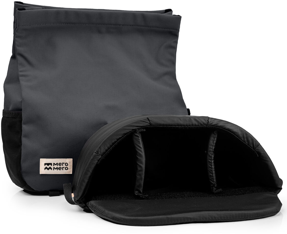 Eine modisch praktische Tasche in Schwarz und Grau mit dem Label 'MeroMero' an der Vorderseite. Geeignet für Reisen, Aufbewahrung und Organisation.