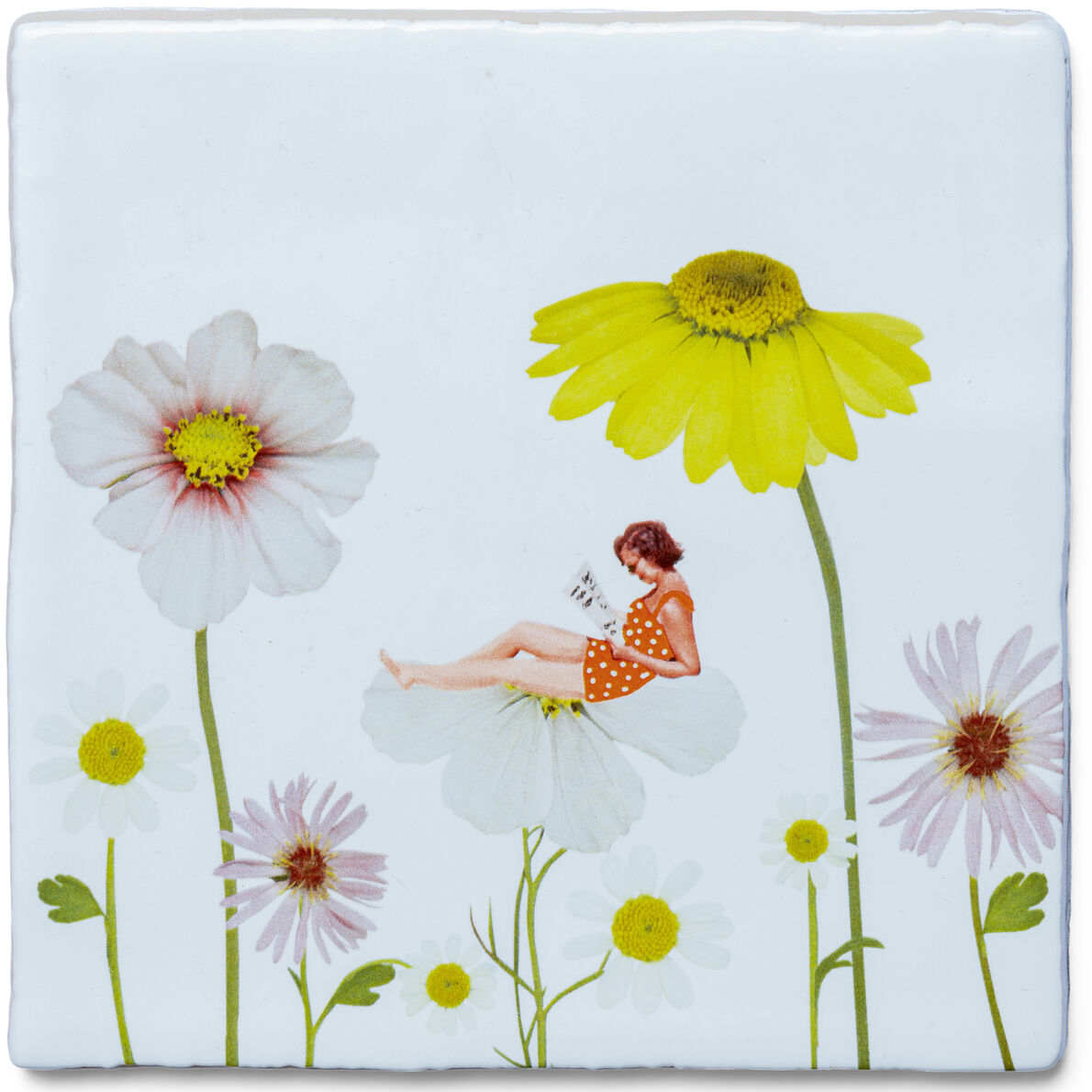 Keramikfliese mit floralen Motiven und einer kleinen Frau, die auf einer Blume sitzt und ein Buch liest. Die Fliese zeigt eine Mischung aus verschiedenen Blumen in Weiß, Gelb, Rosa und Grün.