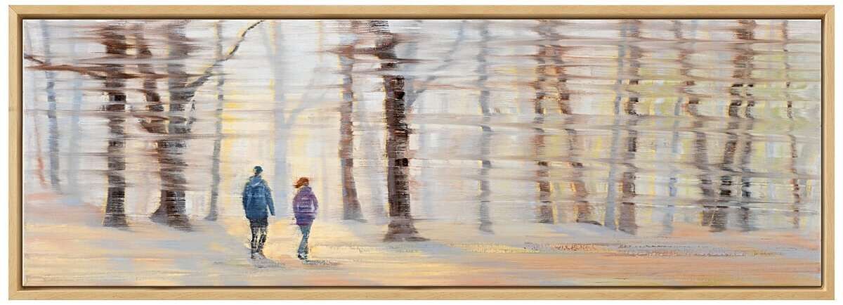 Ein gemaltes Bild zeigt einen ruhigen Herbstwald mit hohen Bäumen, durch die Sonnenstrahlen scheinen. Zwei Personen spazieren auf einem Pfad, der sich durch die Landschaft schlängelt.