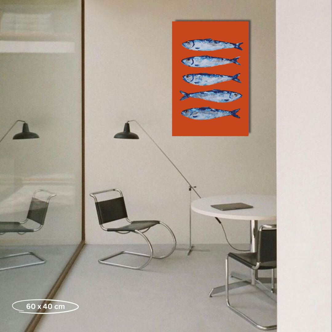 Ein modernes Wohnzimmer mit grauen Möbeln und einer Glastür. An der Wand hängt ein Kunstwerk mit vier blauen Fischen auf rotem Hintergrund im Stil von 'Malen nach Zahlen'.
