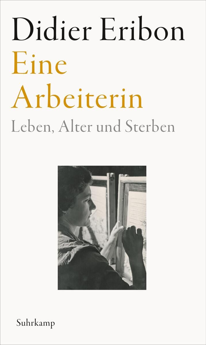 Buchcover von 'Eine Arbeiterin' von Didier Eribon, gezeigt wird eine Frau, die durch ein Fenster schaut. Der Titel und die Untertitel sind in schwarz und gelb geschrieben. Der Verlag ist Suhrkamp.