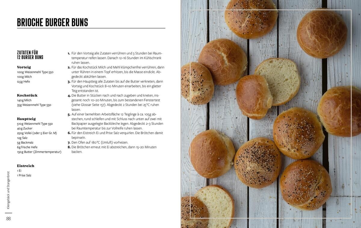 Rezeptbuchdetail für Brioche Burger Buns mit Rezepttext auf der linken Seite und mehreren goldbraunen Brötchen auf einer hellen Holzoberfläche auf der rechten Seite.