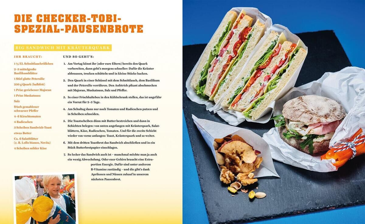 Ein geöffneter Buchseite von 'Kocht mit Checker Tobi' zeigt mehrere Sandwiches und ein belegtes Brötchen auf schwarzem Schieferbrett, begleitet von einer Liste gesunder Pausensnacks in deutscher Sprache auf der linken Seite.