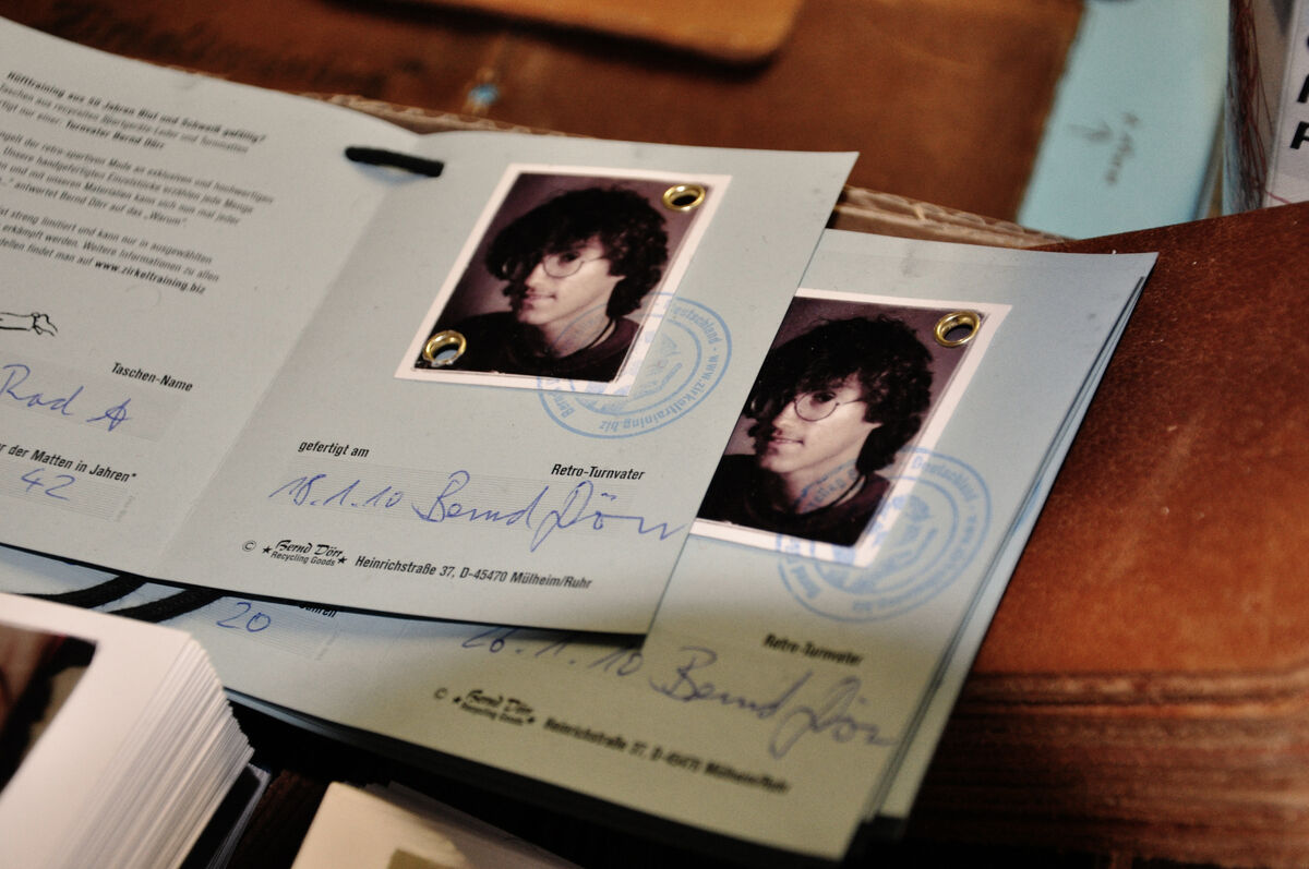 Nahaufnahme der Exklusive ZEIT-Tasche »Kasten« mit eingelegten Retro-Fotografien und handgeschriebenen Notizen. Die Tasche besteht aus hochwertigem, braunem Leder und verkörpert eine Vintage-Ästhetik.