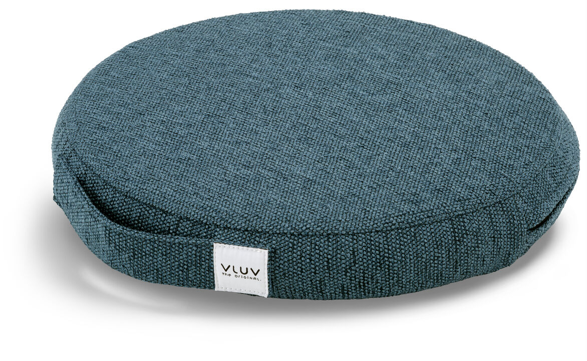 Das VLUV-Balancekissen »Pil & Ped Stov« ist ein rundes, blau-graues Sitzkissen mit einem ergonomischen Design. Es hat eine strukturierte Oberfläche und ein kleines Etikett mit der Aufschrift 'VLUV'.