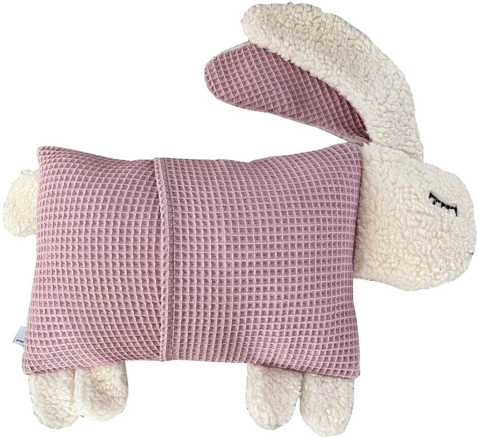 Ein Kuscheltierkissen in Form eines Hasen. Der Körper besteht aus rosafarbenem, strukturiertem Stoff, während Kopf, Ohren und Beine aus cremeweißem Plüsch gefertigt sind. Der Hase hat geschlossene Augen, die zugenäht sind, und lange Ohren.