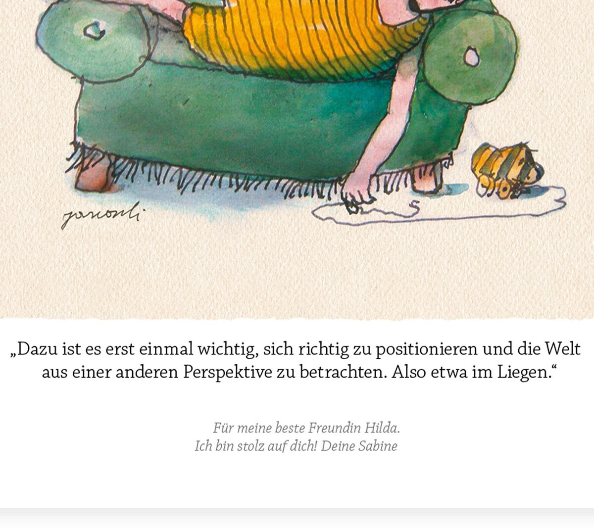 Illustration aus dem Buch 'Janosch: »Herr Janosch, wie geht man neue, große Dinge an?«'. Zu sehen ist eine Katze in einem gelben T-Shirt, die auf einer grünen Couch liegt. Neben der Couch sitzt ein kleiner Frosch. Darunter steht ein Zitat, das über das richtige Positionieren in der Welt spricht.