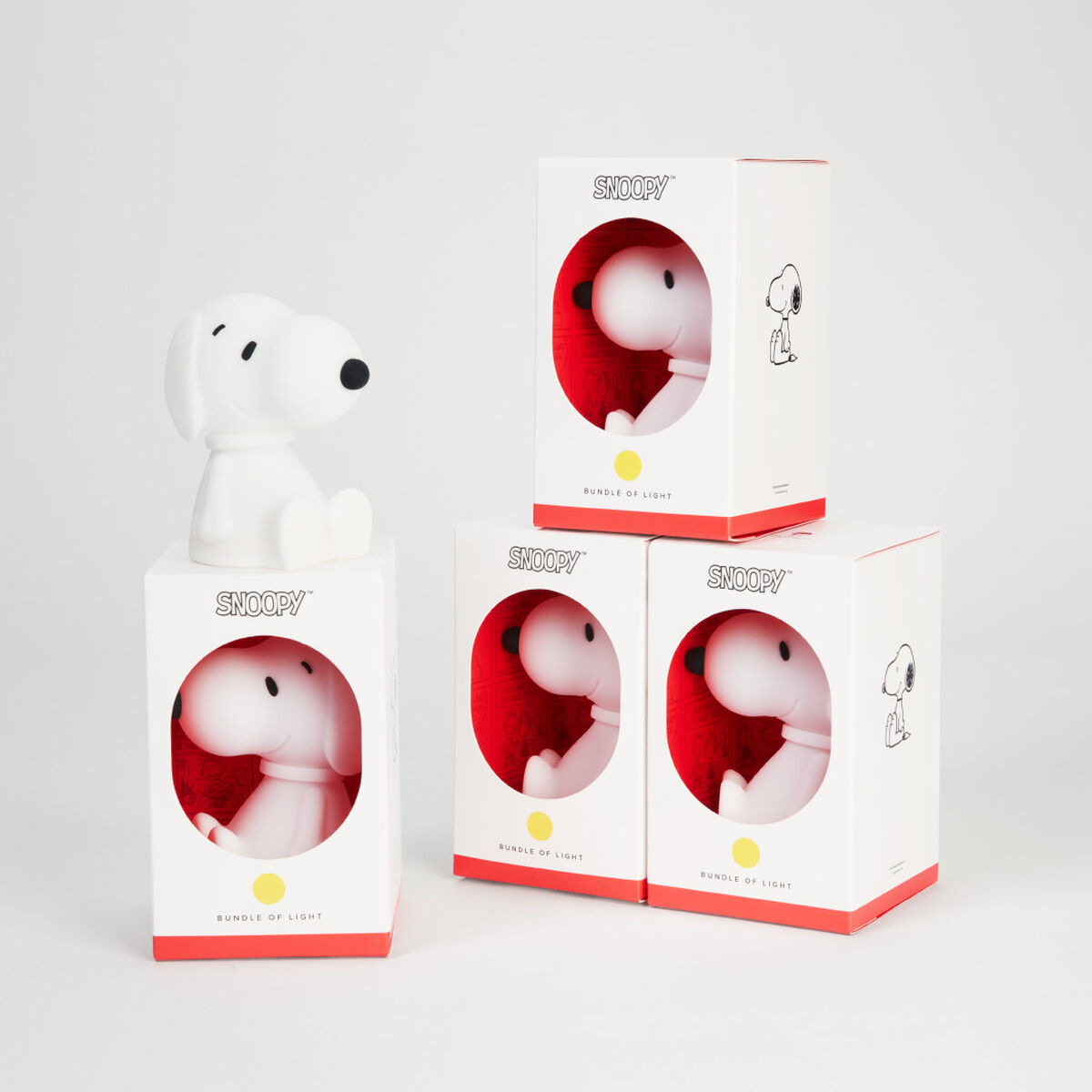 Das Bild zeigt vier in weiß-rote Kartons verpackte Snoopy-Nachtlichter sowie ein ausgepacktes Snoopy-Nachtlicht vor weißem Hintergrund. Die Produkte sind im Vordergrund arrangiert, der Fokus liegt auf dem freundlichen Design der Nachtlichter. Geeignet für Kinderzimmer und als Geschenkidee.
