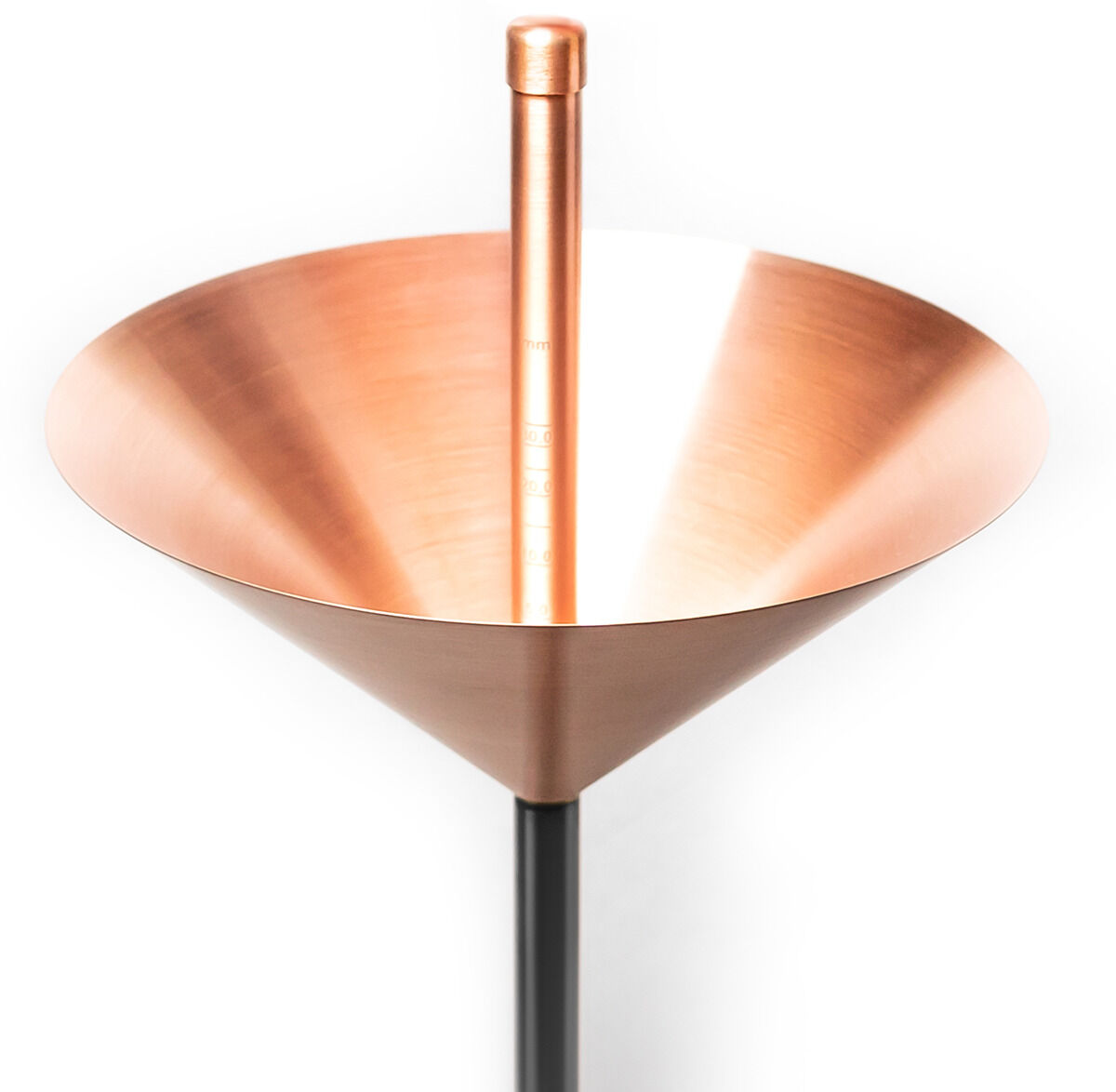 Ein hochwertiger Regenmesser aus Kupfer in Kegelform mit gravierter Messskala und pulverbeschichtetem schwarzem Bodenrohr. Das edle, glänzende Metall ist ein exklusiver Blickfang im Garten und dient der präzisen Messung von Niederschlagsmengen.