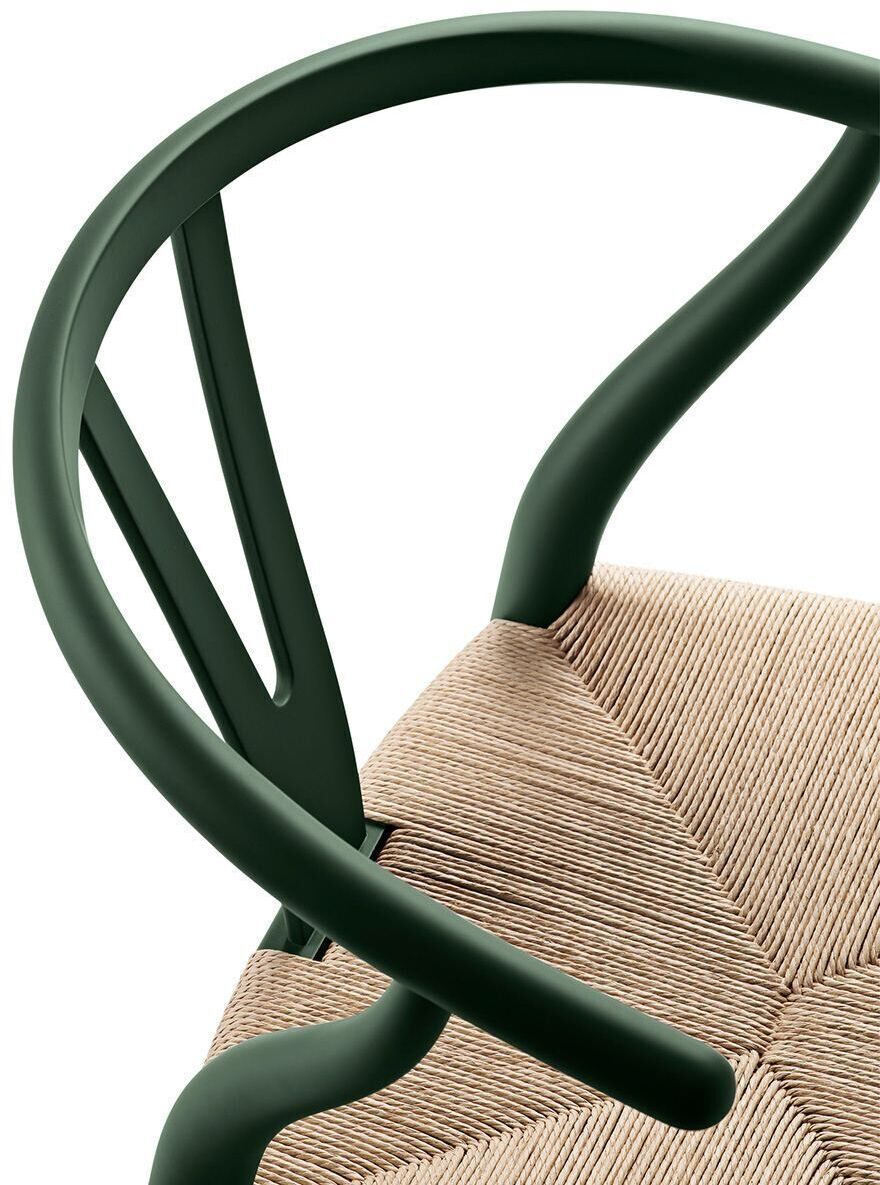 Sonderedition »Stuhl CH24 Soft« von Carl Hansen. Ein eleganter Holzstuhl mit geschwungenen Armlehnen und beiger Sitzfläche.