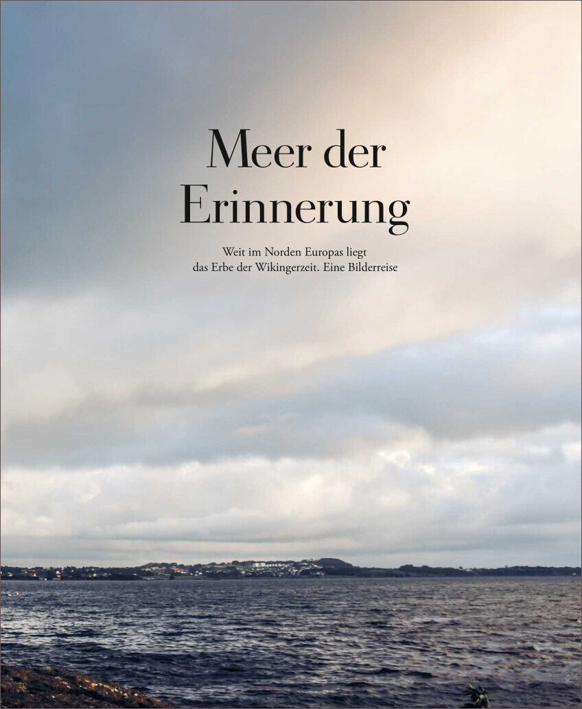 Ein Cover der Zeitschrift "ZEIT GESCHICHTE 3/24 Wikinger" zeigt eine düstere Meereslandschaft bei bewölktem Himmel. Im Hintergrund ist eine Küste mit Hügeln zu sehen.