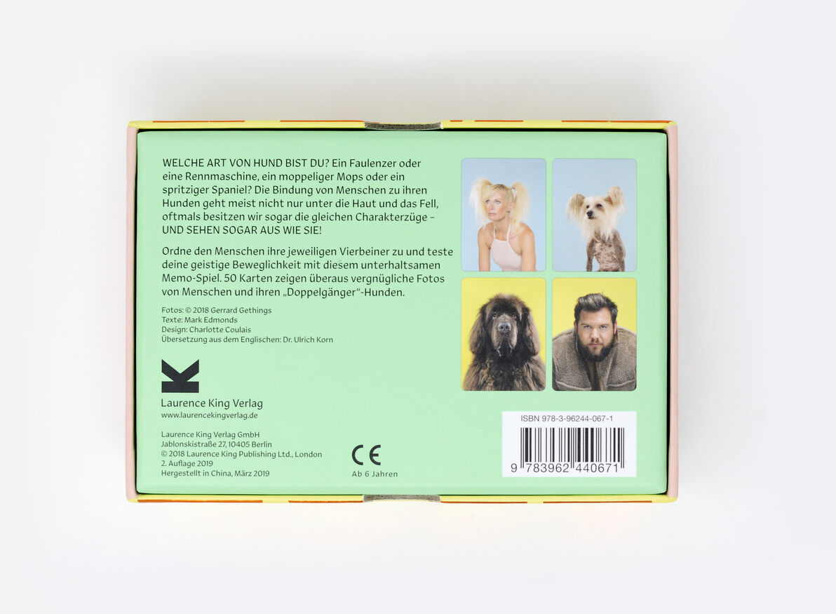 Die Rückseite der Spieleschachtel des Memo-Spiels »Siehst du aus wie dein Hund?« zeigt mehrere Fotokarten von Hunden und Menschen, einen Erklärungstext und Verlagsinformationen von Laurence King Verlag.
