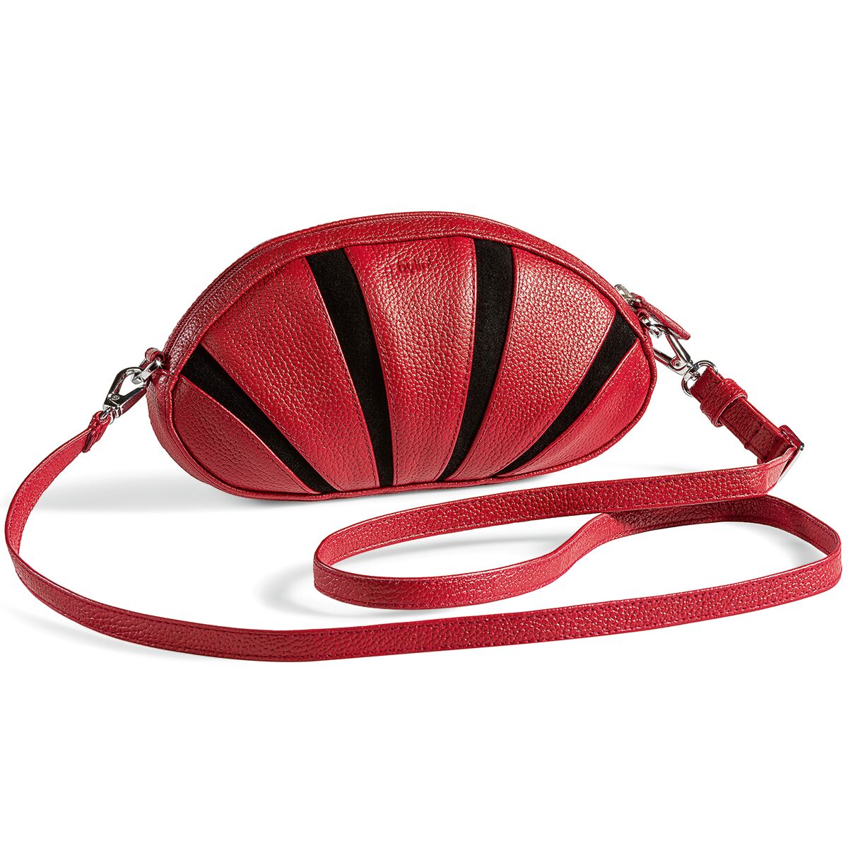 Eine moderne rote Umhängetasche aus Leder der Marke Ars mundi, Modell "Parachute", mit schwarz abgesetzten, strahlenförmigen Elementen auf der Vorderseite. Die Tasche hat silberne Metallschnallen und einen langen, verstellbaren Trageriemen. Der Look ist elegant und auffällig.