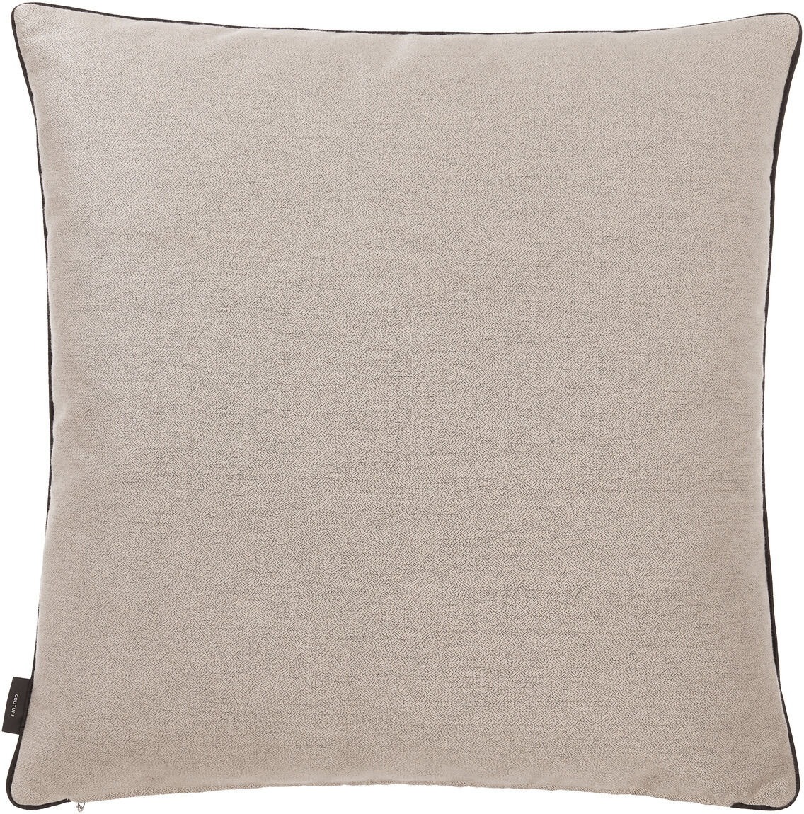 Ein schlichtes, quadratisches Kissen in Beige mit feiner Struktur, geeignet für moderne Innenräume.