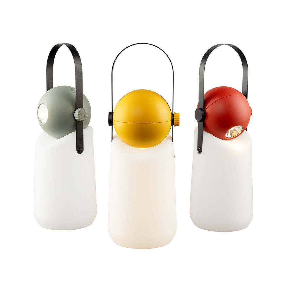 Drei tragbare Leuchten des Modells "Guidelight" von Weltevree stehen nebeneinander. Jede Lampe hat einen weißen, matten Lampenkörper, gekrönt von einem kugelförmigen Leuchtenkopf in Grau, Gelb oder Rot. Schwarze Henkel ermöglichen einfaches Tragen oder Aufhängen. Modernes, minimalistisches Design.