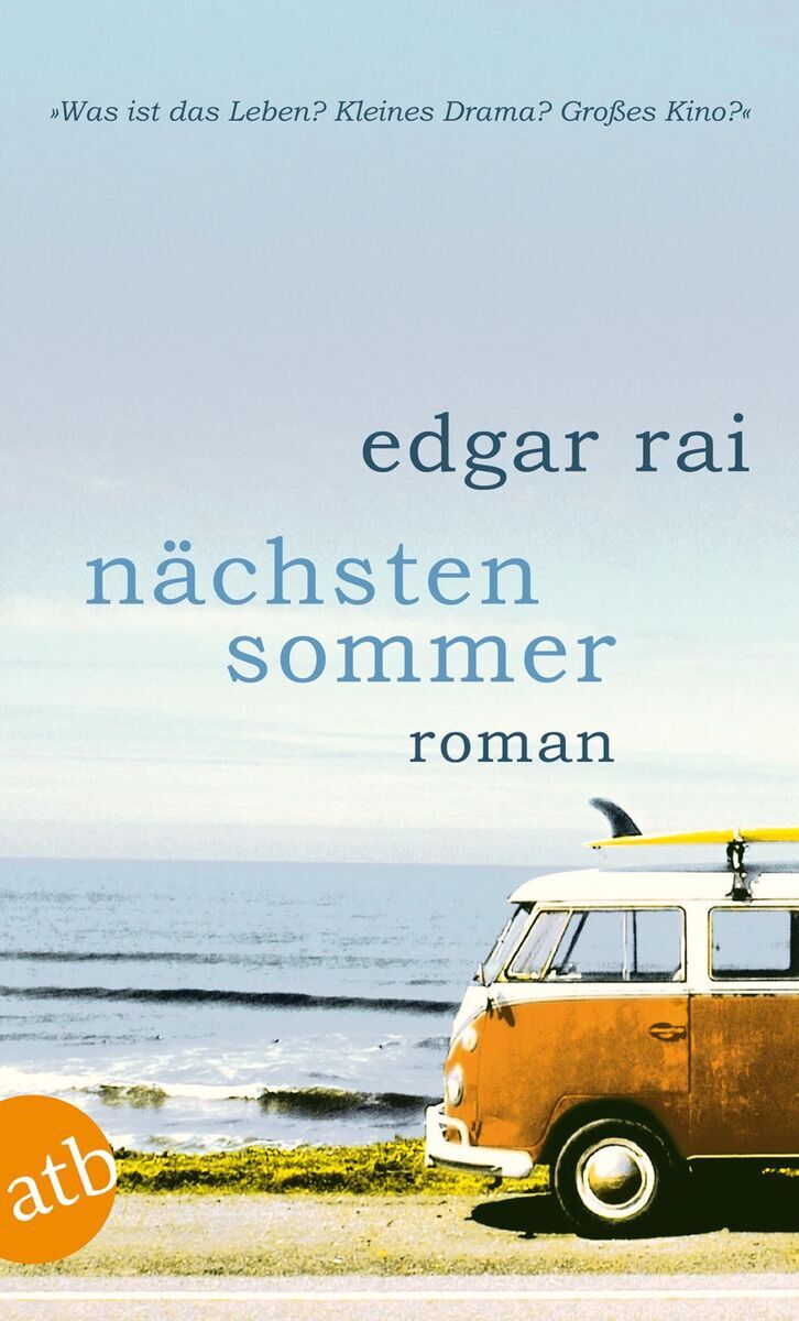 Das Cover des Buches 'Nächsten Sommer' von Edgar Rai zeigt einen gelben und weißen Campingwagen am Strand mit Blick auf das Meer unter einem blauen Himmel. Der Titel ist in blauer und grauer Schrift gedruckt.
