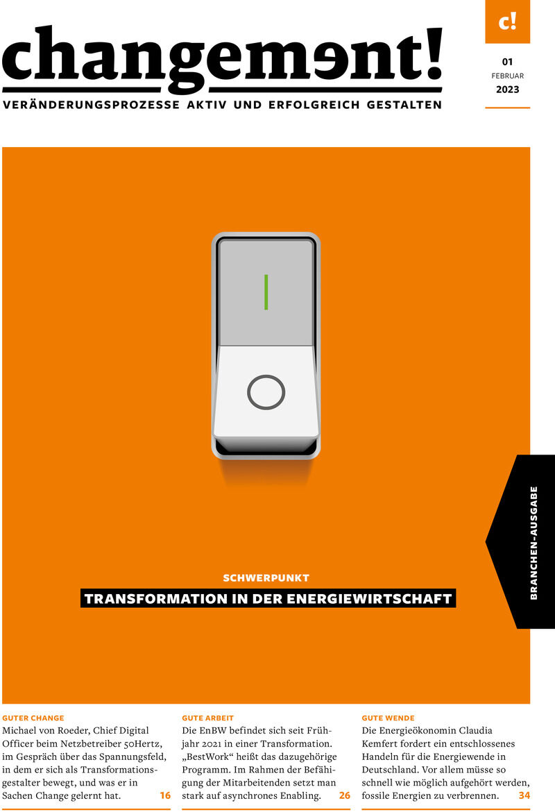Titelseite der Ausgabe 01/2023 des Branchenhefts 'changement' mit dem Schwerpunkt auf Transformationsprozesse in der Energiebranche. Im Zentrum ein stilisierter grün beleuchteter Schalter. Oben der Titel 'changement!' in Schwarz auf orangefarbenem Hintergrund.