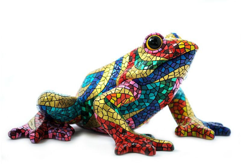 Eine bunte Mosaikfigur in Form eines Frosches. Die Figur besteht aus kleinen, farbenfrohen Mosaiksteinen in Rot, Blau, Grün, Gelb und Lila. Der Frosch hat große, auffällige Augen und detailliert gestaltete Gliedmaßen.