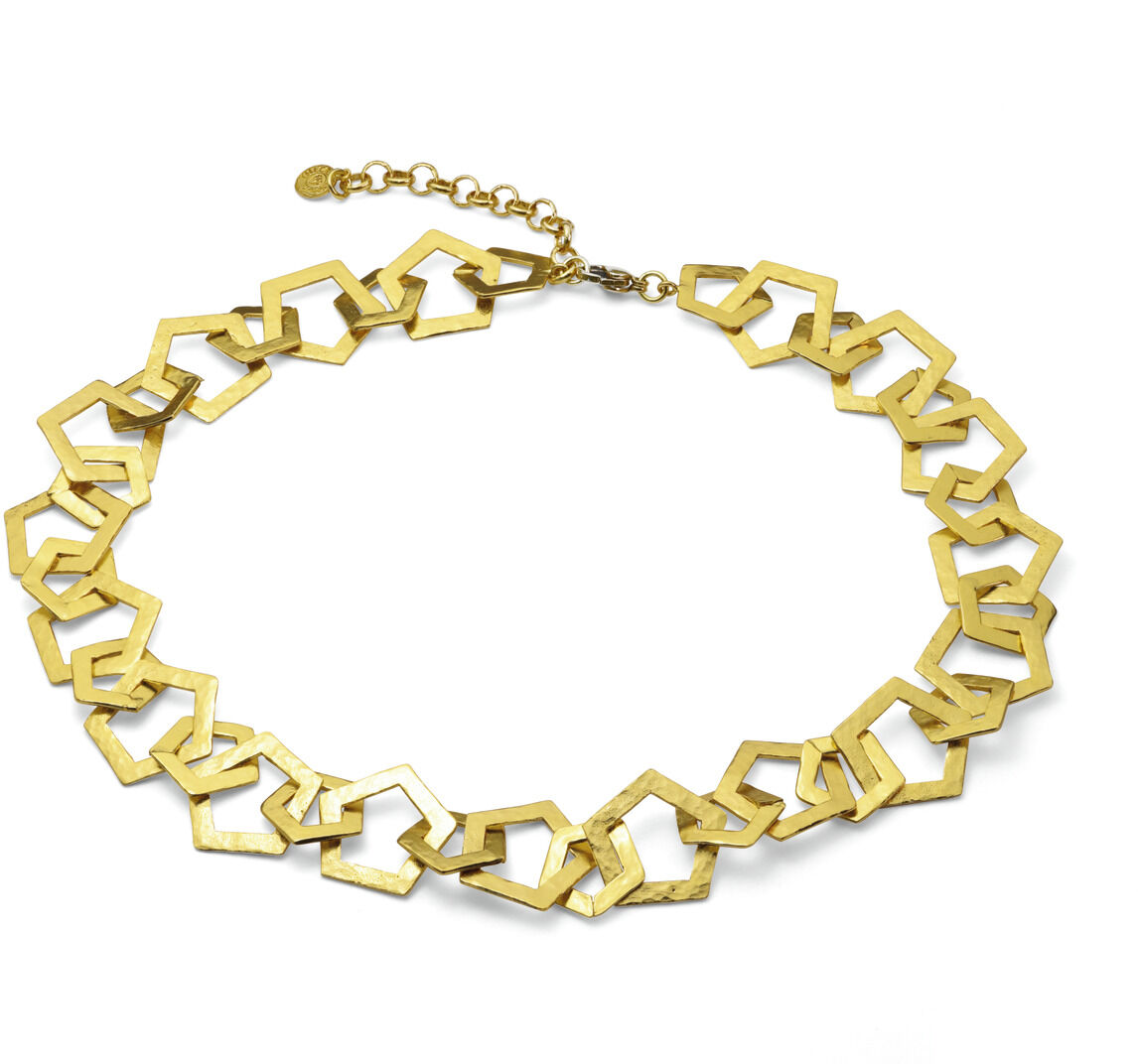 Das Bild zeigt das Schmuckset »Rosa« Collier der Marke Ars mundi aus vergoldetem Messing in Goldfarbe. Die Kette besteht aus ineinandergreifenden, abstrakt geometrischen Elementen mit mattem Finish und längenverstellbarem Verschluss. Edles, modernes Design.