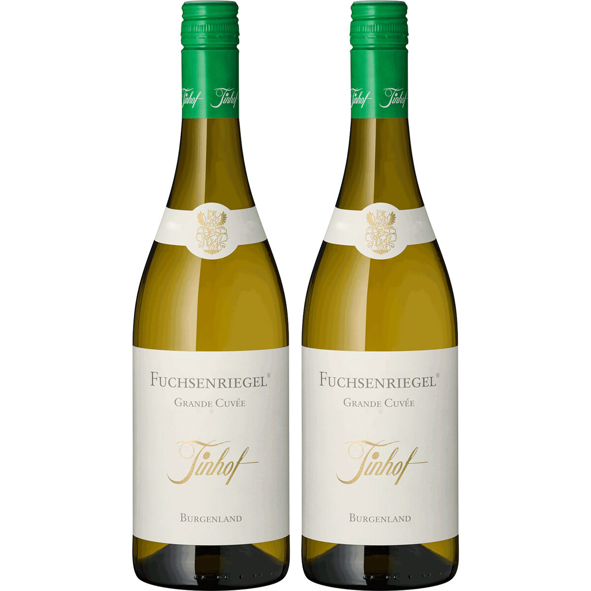 Zwei Flaschen Weißwein vom Weingut Tinhof Fuchsriegel Grand Cuvée aus dem Burgenland mit grünem Verschluss und edlem Etikett nebeneinander stehend, freigestellt auf weißem Hintergrund.